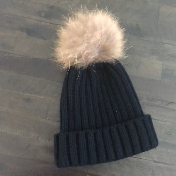 Accessories - Adorable Black beanie hat with faux fur Pom Pom❄️